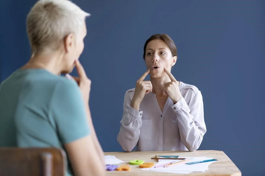 Seduta di logopedia per riabilitazione adulti